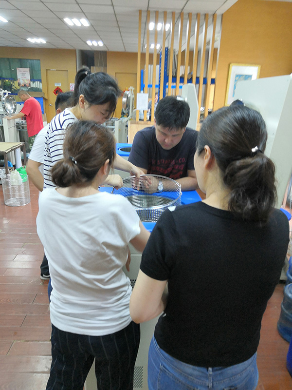 上海某生物制藥企業(yè)代表現(xiàn)場(chǎng)檢測(cè)滅菌鍋實(shí)驗(yàn)性能(圖2) 上海某生物制藥企業(yè)代表現(xiàn)場(chǎng)檢測(cè)滅菌鍋實(shí)驗(yàn)性能(圖2)