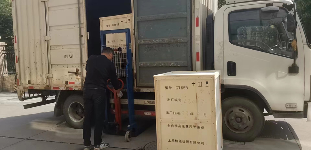 二臺CT65B自動補(bǔ)水型滅菌器裝車